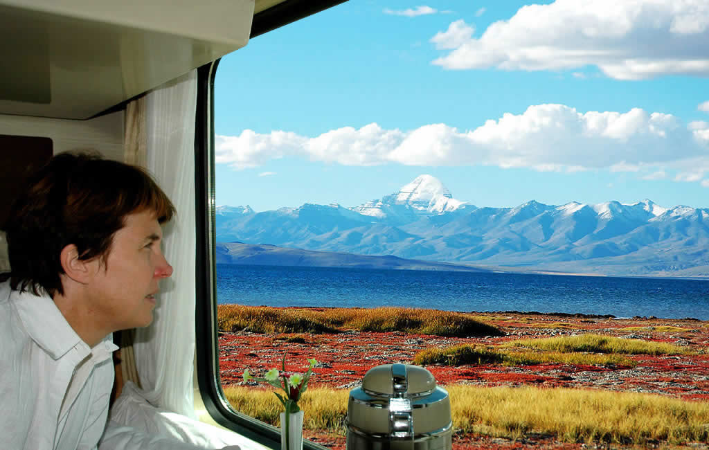 See amazing scenery in the tibet train